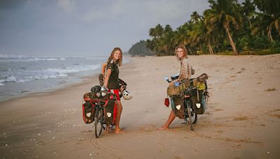 Kasselerinnen Hannah und Greta radeln durch Afrika