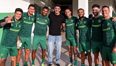 Vídeo: Nino visita o CT do Fluminense e reencontra ex-companheiros | Fluminense | O Dia