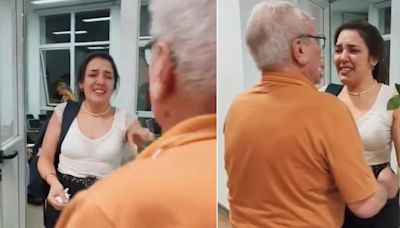 Se recibió, su padre la estaba esperando en la facultad con una rosa y se fundieron en un abrazo que se hizo viral