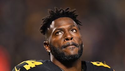 Antonio Brown reacts to 'Antonio Clown' Halloween costumes: 'Go get some candy'