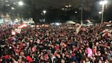 Los hinchas del Pincha gritan campeón en plaza Moreno - Diario Hoy En la noticia