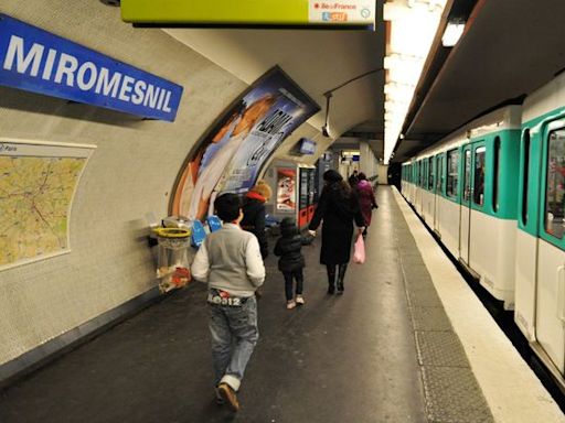 Paris : « L’alcool ruisselle sur les murs du métro parisien »… Plainte contre la RATP pour des pubs près des écoles