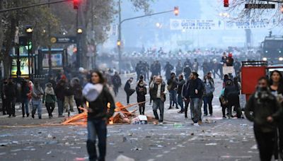 Desmanes en Argentina durante protestas contra Milei; carros quemados y más incidentes