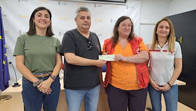 Villena Cuéntame hace entrega de 4.000 euros de su colecta solidaria a la Asamblea Local de Cruz Roja
