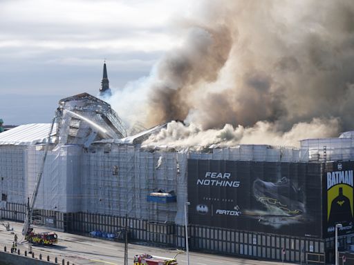 Incendio en antigua bolsa de Copenhague continúa fuera de control pero sin heridos