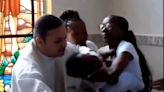 Família presta queixa contra padre após puxão em bebê durante batismo na Região Serrana; veja o vídeo | Rio de Janeiro | O Dia
