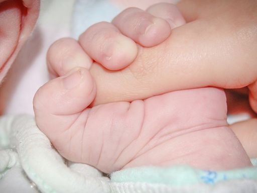 Lo que esconde un armario: Tres bebés aparecen muertos después de que sus madres dieran a luz solas en casa