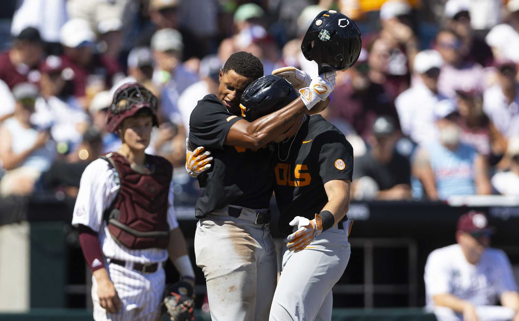 Tennessee forces College World Series finals to a third game with a 4-1 win over Texas A&M