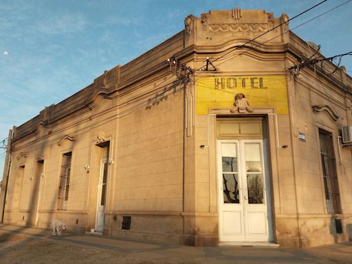 La historia del bar de un hotel bonaerense de 1914 que solo cierra una vez al año