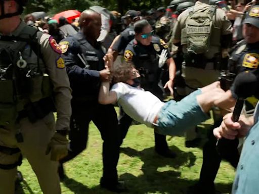 Watch moment police tear down protesters’ barrier at University of Texas at Austin | CNN