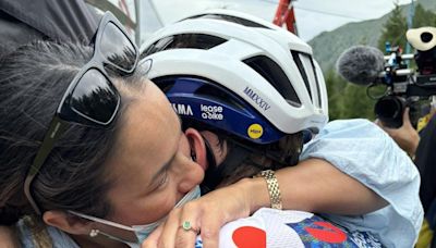 Las emotivas lágrimas de Vingegaard al abrazarse con su mujer en la llegada de Isola 2000 de la 19ª etapa del Tour