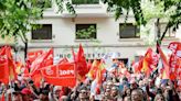 Dirigentes del PSOE se unen a los manifestantes para pedir a Pedro Sánchez que no dimita - La Tercera