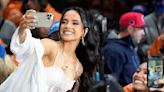 Becky G muestra con orgullo sus raíces en “Esquinas”