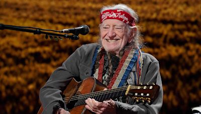 Willie Nelson Receives Standing Ovation in 1st Performance Since Latest Health Scare