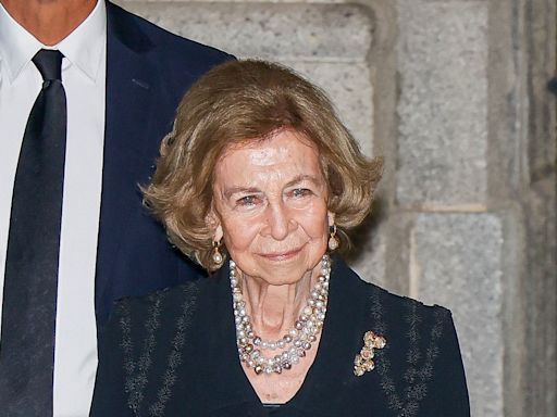 El tropiezo de la reina Sofía al salir de la misa funeral por Juan Gómez-Acebo junto al rey Juan Carlos