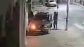 Video: un hombre dio positivo de alcoholemia, se escapó del control policial y chocó un taxi con dos pasajeros