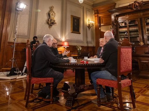 El presidente AMLO es entrevistado en 'Chamuco TV' por los moneros Rapé, Hernández, El Fisgón y Cintia Bolio