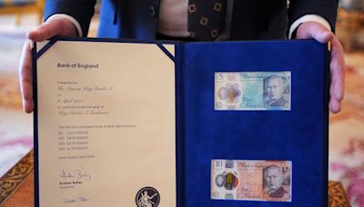 Billetes del rey Carlos entran en circulación en el Reino Unido