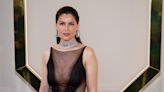 Laetitia Casta : en robe transparente, elle fait sensation à la Fashion Week de Milan