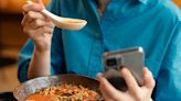¿Por qué el Minsa asegura que es peligroso mirar el celular mientras comes?