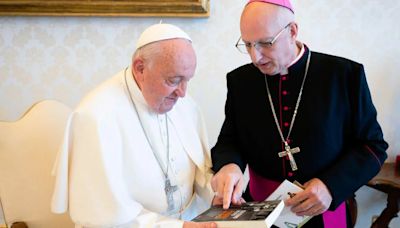 El papa Francisco recibió un ejemplar del libro de Ceferino Reato sobre el padre Carlos Mugica