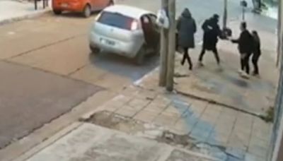 Golpiza salvaje a una mujer y asalto a una nena: los videos de dos indignantes robos en el Conurbano