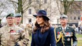 Mary de Dinamarca regresa al trabajo con abrigo militar, botas de tacón y sombrero de lana italiana