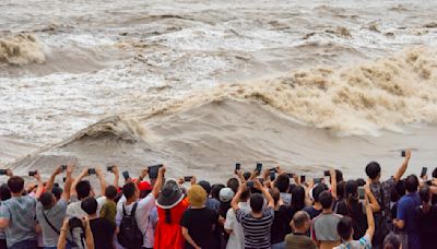 Disturbing video shows a large group of Chinese selfie-takers swept up by a giant tidal bore