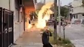 Fuga y explosión en San Martín: arreglaban un bache y perforaron un caño de gas