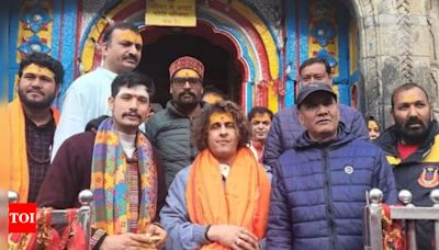 Sonu Nigam seeks blessings at Kedarnath Temple - see pics | Hindi Movie News - Times of India