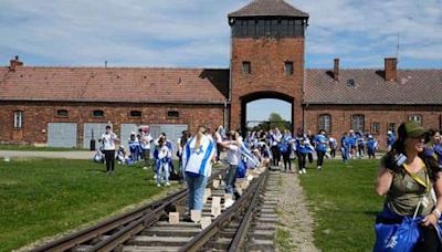 Rememoran el Holocausto en el campo nazi