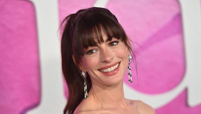 Anne Hathaway fait sensation dans une robe Gap à moins de 150 €