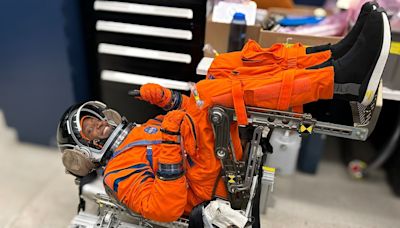 Snazzy spacesuit! Artemis 2 moon mission backup astronaut Andre Douglas tries on his lunar duds (photos)