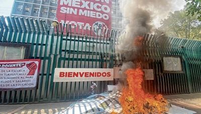 Elecciones: Maestros vandalizan sedes de partidos; queman propaganda