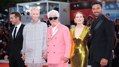 Almodóvar emociona en Venecia con su primera película en inglés junto a Julianne Moore y Tilda Swinton