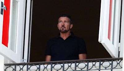 Antonio Banderas é fotografado na janela do Copacabana Palace; veja