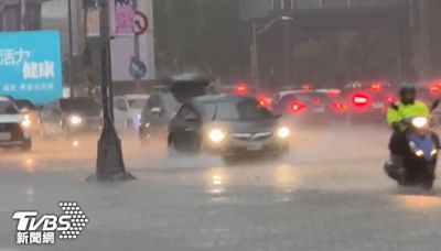 暴雨市民塞車「狼狽上班」！蔣萬安臉書發聲 網怒了：停班停課