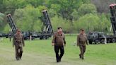 Kim supervisa pruebas de un lanzacohetes múltiple en Corea del Norte