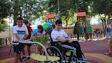 Abre el nuevo área infantil del parque municipal de La Solana: "Queremos una inclusividad real"