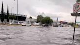 Tras fuertes lluvias se desborda canal de aguas negras en Tultitlán, Edomex