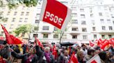 Militantes y simpatizantes del PSOE inundan Ferraz pese a la lluvia para trasladar su apoyo a Pedro Sánchez