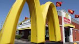 Madre hispana es atacada por un desamparado a las afueras de un McDonald's y sufre muerte cerebral