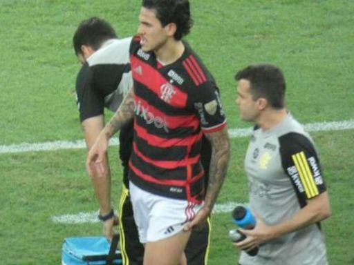 Pedro sente a coxa e precisa deixar o jogo do Flamengo ainda no primeiro tempo