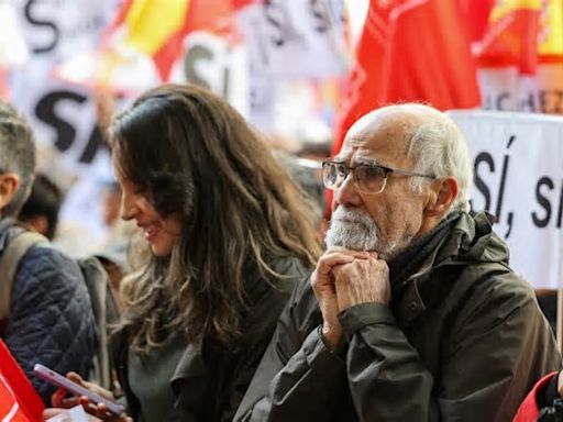 Thousands rally for Spain's PM Pedro Sánchez