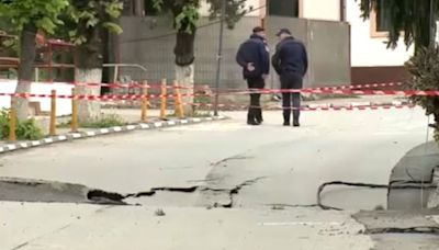 Un enorme socavón pone en peligro a los vecinos de la ciudad rumana de Slănic Prahova