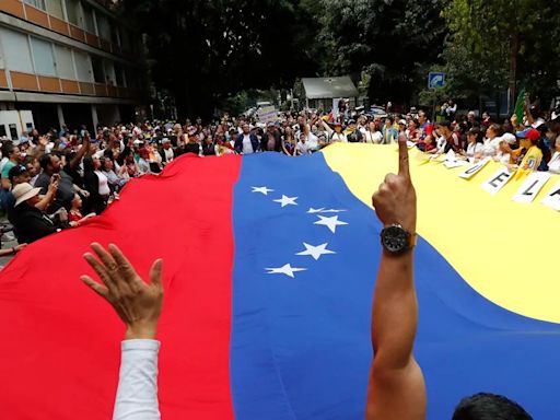 Cientos de venezolanos residentes en México acudieron a votar a su embajada