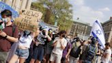 Estudiantes de la Universidad de Columbia ocupan un edificio al iniciarse las suspensiones