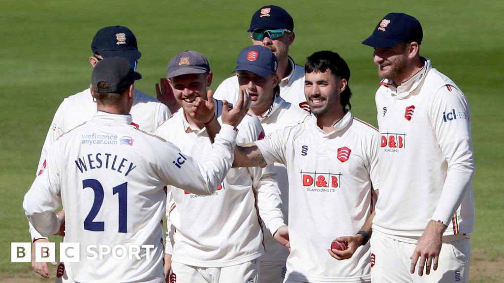 County Championship: Warwickshire v Essex - Bears bowled out for 78