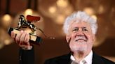 Pedro Almodóvar gana el León de Oro a la mejor película con ‘La habitación de al lado’