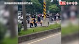 「猴群」飆車失控演出「人體保齡球」 桃警快打出動開罰22件違規(翻攝自臉書社團黑色豪門企業 - 自由電子報影音頻道